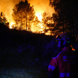 Un bombero trabaja para la extinción del incendio en A Pobra de Brollón, Lugo.