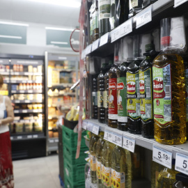Lineal de aceite de distintas marcas en un supermercado.