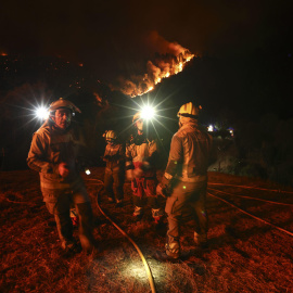 Bomberos forestales combaten el incendio en Aguasmestas, una parroquia del municipio de Quiroga, en la provincia de Lugo.