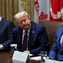 El presidente de Estados Unidos, Donald Trump, el secretario de Estado, Marco Rubio, y el secretario de Defensa, Pete Hegseth, asisten a una reunión de gabinete en la Casa Blanca en Washington, D.C., EE. UU., el 26 de agosto de 2025. REUTERS/Jonathan Ernst