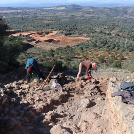 Un jaciment arqueològic amb la pedrera de fons