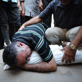 La gente llora la muerte del niño palestino Hamada Abedrabo, que murió en un ataque israelí en la ciudad de Gaza.