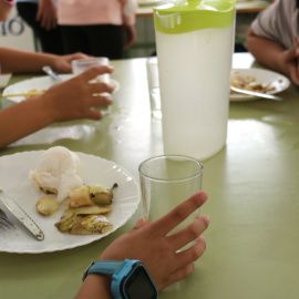 Un plat a taula en un menjador escolar
