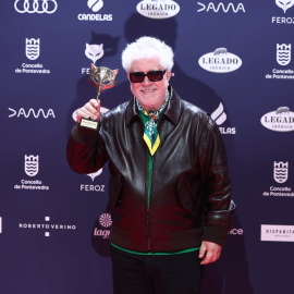 Foto de archivo del director Pedro Almodóvar posando en los Premios Feroz 2025.