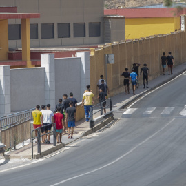 Un grupo de menores migrantes en Ceuta.