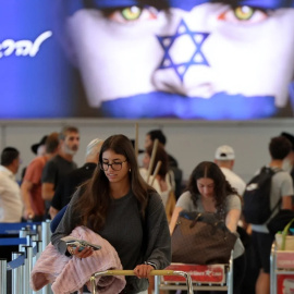 Los pasajeros facturan su equipaje en el mostrador del aeropuerto central Ben Gurión de Israel el 25 de junio de 2025