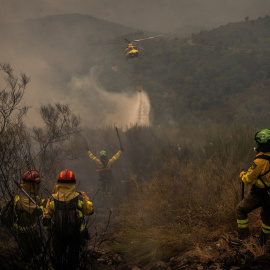 Un helicóptero de la brigada Marroxo arroja agua en el incendio de Larouco, en Lugo.