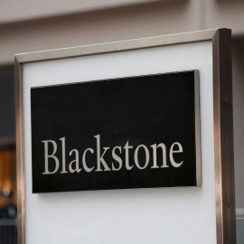 El logo de Blackstone en sus oficinas en  Manhattan (Nueva York).