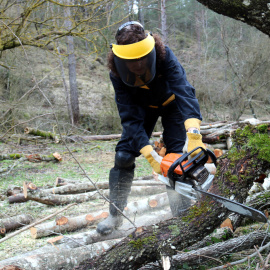 La presidenta de Dones del Bosc, Clara Santamaria, propietària forestal, treballant a la seva finca de Capolat, al Berguedà.
