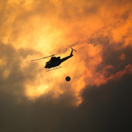 Un helicóptero recoge agua para ayudar con las labores de extinción del incendio, a 26 de agosto de 2025, en Aguas Mestas, Lugo.
