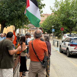 Davant dels jutjats de Figueres, un grup de persones dona suport al detingut per boicotejar l'equip ciclista d'Israel durant la Vuelta