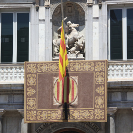 El Palau de la Generalitat col·loca un crespó en record als perjudicats pels incendis