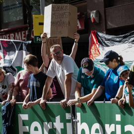 Varias personas protestan contra la participación del equipo ciclista Israel-Premier Tech en la Vuelta a España 2025, a 27 de agosto de 2025, en Figueres, Girona, Catalunya