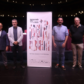 El director del festival Temporada Alta, Narcís Puig, amb els alcaldes de Girona, Lluc Salellas, i Salt, Jordi Viñas, en la presentació de la 34a edició de la mostra