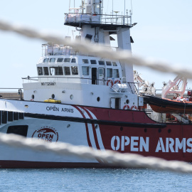 El barco de rescate de la ONG Open Arms en el puerto de Santa Cruz de Tenerife.