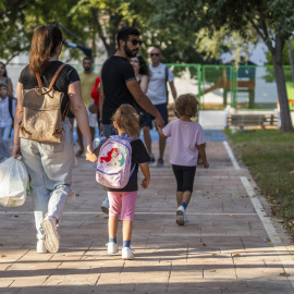 Varios niños a su llegada al colegio. Foto de archivo