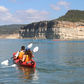Una parella navega pel pantà de Canelles amb kayak