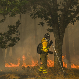 Un bombero forestal realiza labores de extinción en un incendio en A Guidiña (Ourense).