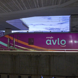 Un tren AVLO circula per l'interior de la infraestructura de l'estació de La Sagrera