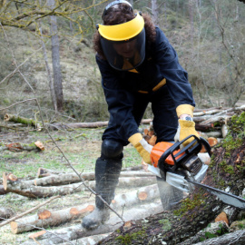 La presidenta de Dones del Bosc, Clara Santamaria, trabajando en su finca de Capolat, en el Berguedà.