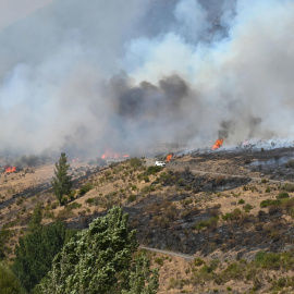 FOTODELDIA FASGAR (LÉON), 28/08/2025.- El incendio que quema Fasgar (León) desde el pasado 8 de agosto -21 días-, con la incapacidad de los medios de extinción de atacar directamente en muchas ocasiones las llamas, posee unas condiciones "nunca vistas", según relatan los medios que tratan de sofocarlo, ha destacado la Junta de Castilla y León. EFE/ J. Casares