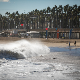 Foto de archivo del oleaje en la playa de la Barceloneta, en Barcelona