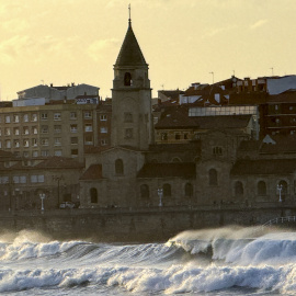 Bandera roja a última hora de la tarde en la playa de San Lorenzo (Asturias) por fuerte oleaje.
