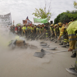 Bomberos forestales durante una concentración frente a las Cortes de Castilla y León, a 29 de agosto de 2025, en Valladolid, Castilla y León (España).