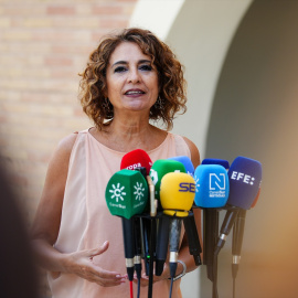 La ministra de Hacienda, María Jesús Montero, atiende a los medios de comunicación.