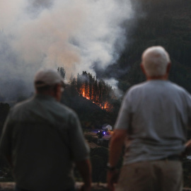 Dos vecinos frente al incendio forestal que afectó a Quiroga, en Lugo.