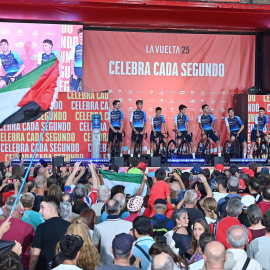 Los corredores del equipo Israel Premier Tech asisten a la presentación oficial de los 22 equipos que participarán en la Vuelta a España, en Turín, Italia, el 21 de agosto de 2025. (Ciclismo, Italia) EFE/EPA/Alessandro Di Marco
