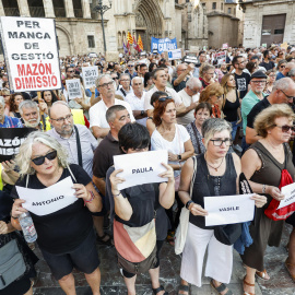 VALENCIA, 29/08/2025.- La décima movilización contra el president de la Generalitat, Carlos Mazón, por su gestión da la dana del 29 de octubre, en cuyas inundaciones murieron 228 personas en la provincia de Valencia, ha comenzado en València poco después de las 19:30 horas de este viernes, día en el que se cumplen diez meses de la tragedia. EFE/ Miguel Ángel Polo