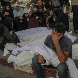 FOTODELDIA Ciudad de Gaza (-), 29/08/2025.- Familiares lloran junto a cuerpos cubiertos en el hospital Al Shifa tras la muerte de sus familiares en un ataque aéreo israelí, en la Ciudad de Gaza, Franja de Gaza, el 29 de agosto de 2025. Según el Ministerio de Salud palestino en Gaza, seis miembros de una familia murieron el 28 de agosto tras un ataque aéreo israelí al oeste del campo de refugiados de Jabaliya, al norte de la Ciudad de Gaza. EFE/MOHAMMED SABER
