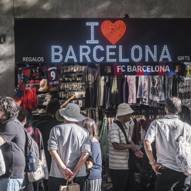 Turistes davant d'una botiga de souvenirs de Barcelona.