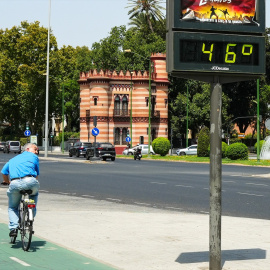 Ciclista en las calles de Sevilla en plena ola de calor.