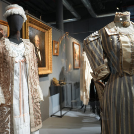 Dos dels vestits exposats al Victoria Museum de Barcelona.