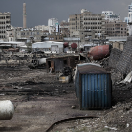 Una gasolinera dañada tras ser alcanzada por los ataques aéreos israelíes en Saná.