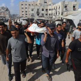 Varios palestinos transportan los cuerpos de los asesinados en un ataque israelí contra la ciudad de Gaza.