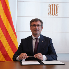 El conseller de Política Lingüística, Francesc Xavier Vila, signant la carta que el Govern ha adreçat als municipis perquè se sumin al Pacte Nacional per la Llengua.