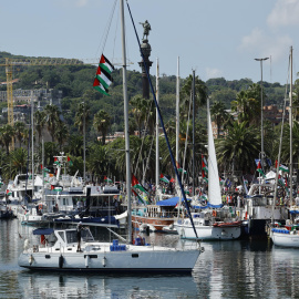 Vaixells que formen part de la Global Sumud Flotilla des del port de Barcelona aquest diumenge.