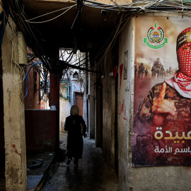 Campo de refugiados en Gaza decorado con un cartel de Abu Obeida.