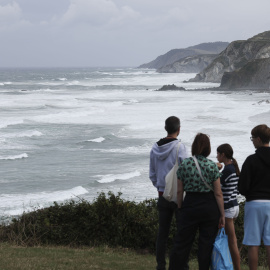 Mar de fondo y ola de más tres metros en Sopelana (Bizkaia) con bandera roja por riesgo marítimo.
