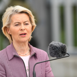 La presidenta de la Comisión Europea, Ursula von der Leyen, durante una visita a la frontera entre Polonia y Bielorrusia, en Krynki, Polonia.