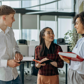 Personas conversando