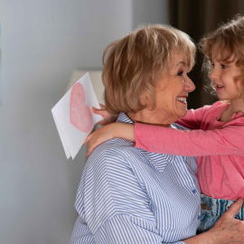 Para muchas abuelas es una obligación, además de devoción, el tener que ocuparse de sus nietos y nietas