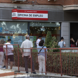 Varias personas hacen cola en una oficina del SEPE a principios del pasado mes de agosto.