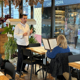 Un cambrer treballant en un restaurant d'Olot, 5 de desembre de 2024.