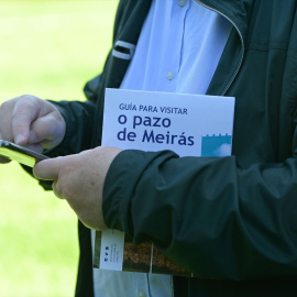 Un visitante con la guía de visita del Pazo de Meirás, en una imagen de archivo.