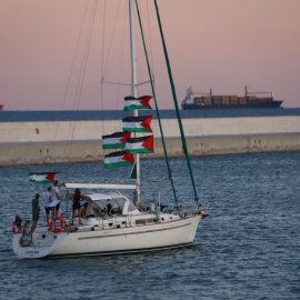 Un dels vaixells de la Flotilla salpa des de Barcelona.