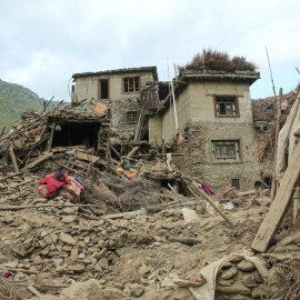 Vista de una casa afectada tras un terremoto este lunes, en Kunar (Afganistán).